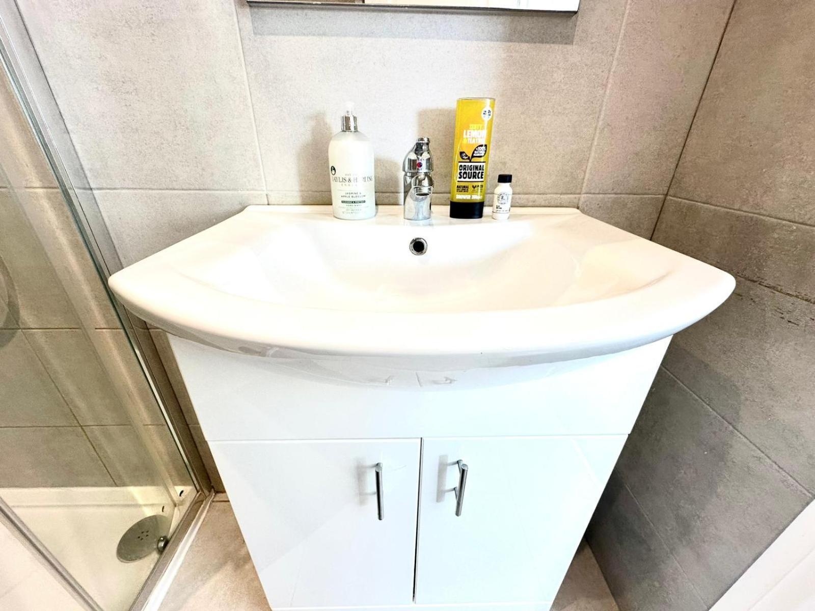 Sunny Modern, Private Apartment,15 Mins To Central London Hendon Esterno foto
