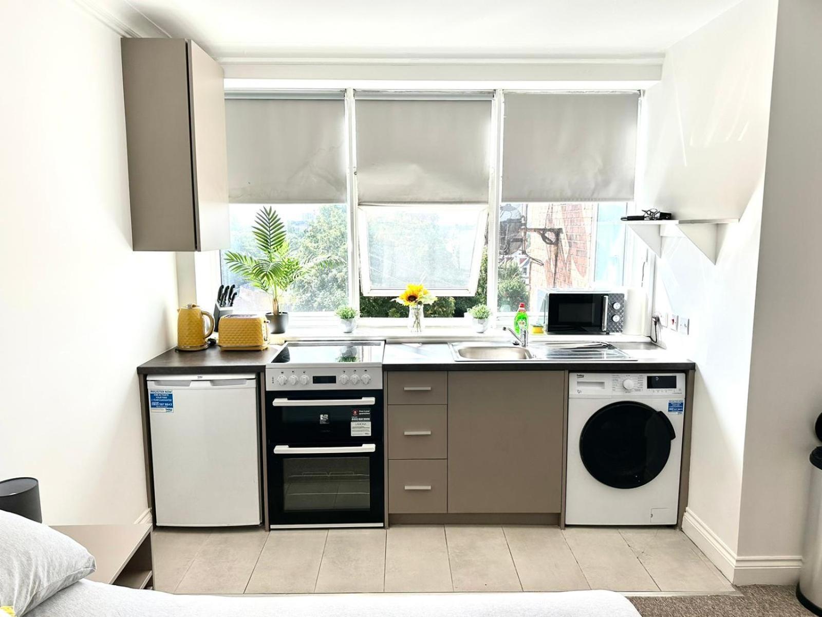 Sunny Modern, Private Apartment,15 Mins To Central London Hendon Esterno foto